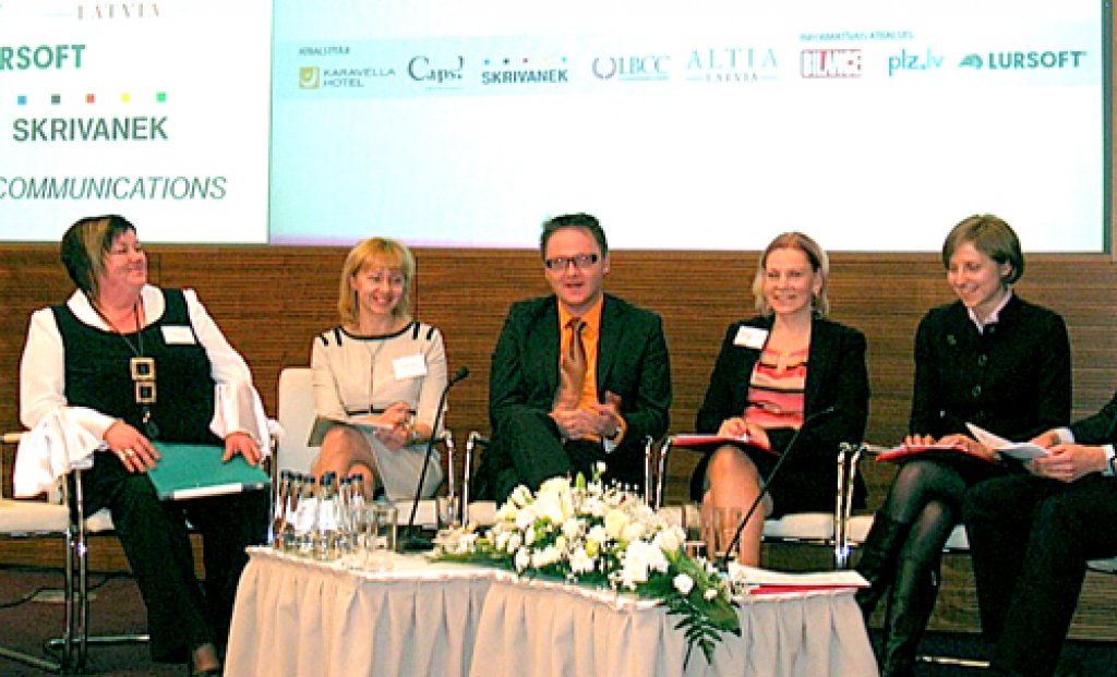 Iveta Ļekūne (pirmā no kreisās) konferencē stāstīja par produktu ražošanu nelielā, bet veiksmīgā lauku uzņēmumā. 
Autors: no LLKC arhīva