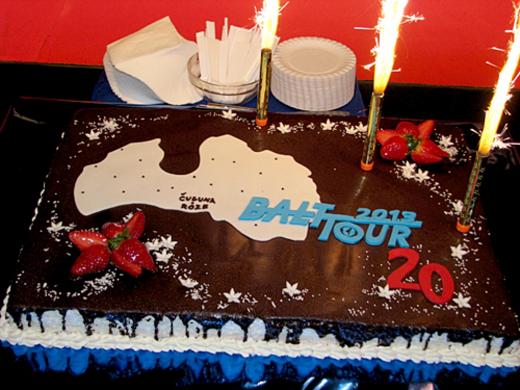 Bauskas kafejnīca «Čuguna roze» izstādes «Balttour» 20 gadu jubilejā organizatoriem dāvāja individuālajā uzņēmumā «Madari» ceptu torti. 
Autors: Vilnis Auzāns