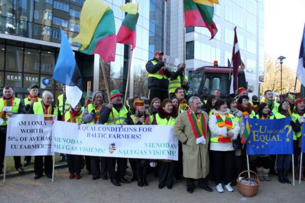 Baltijas valstu zemnieki, dziedot kora dziesmas, protestē pret netaisnīgo lauksaimniecības politiku. 
Autors: lat.mixnews.lv
