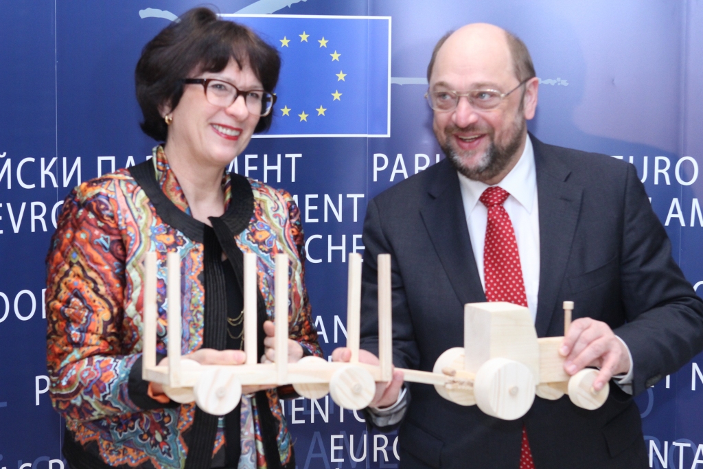 Sandra Kalniete nodod Martinam Šulcam Zālītes skolēnu veidoto simbolisko Baltijas zemnieku traktoru.
Autors: No S. Kalnietes biroja arhīva.