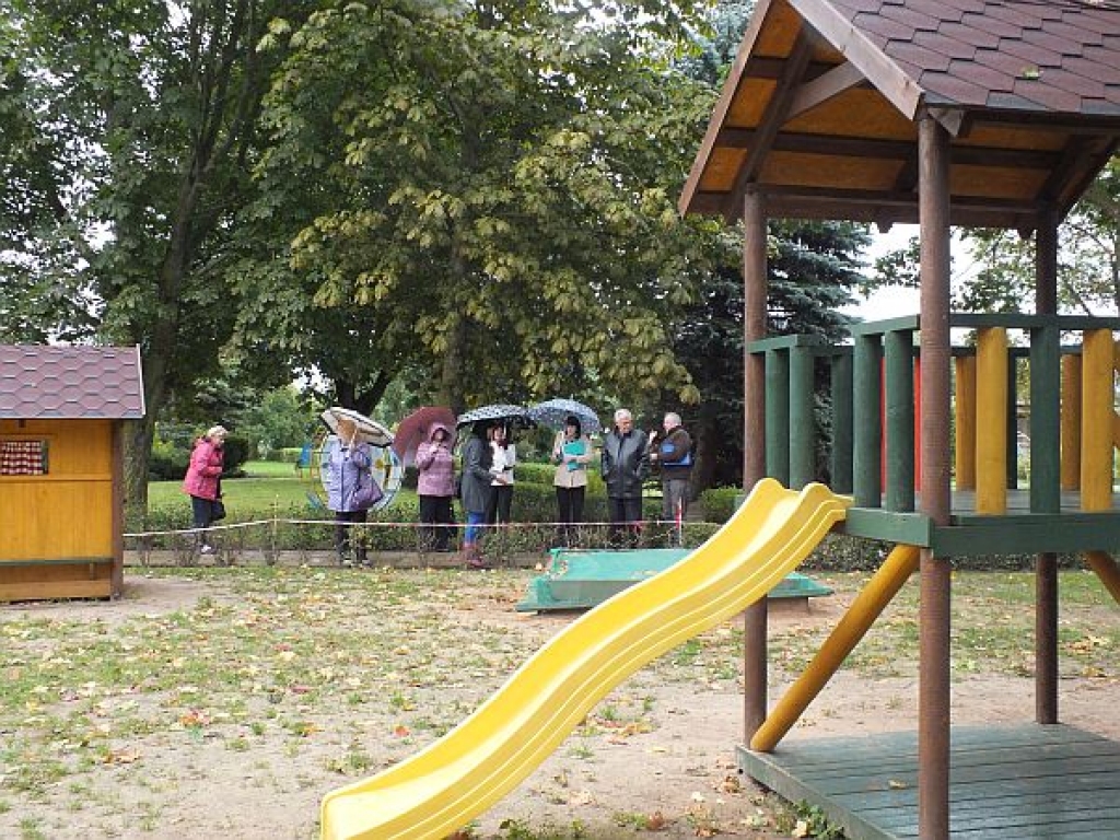 Par projekta naudu pērn Iecavas pirmsskolas izglītības iestādē «Cālītis» labiekārtots grupiņas «Lācīši» rotaļu laukums «Lācīšu ciems». 
Autors: iecava.lv