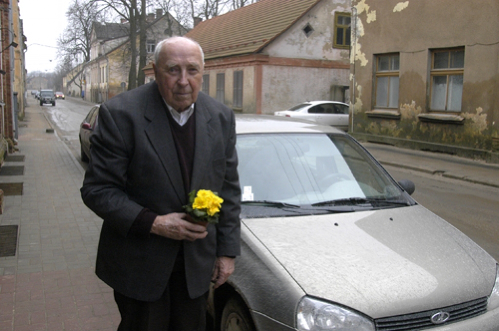 Panemunē Bauskas novada Brunavas pagastā trešdien, 6. februārī, 90 gadu jubilejā sveiks Kārli Āzi.
Autors: Ivars Bogdanovs