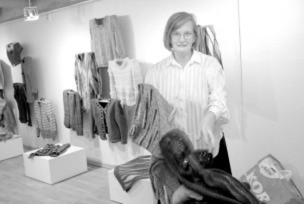 Rokdarbniece Baiba Balode izstādē.
Autors: edruva.lv