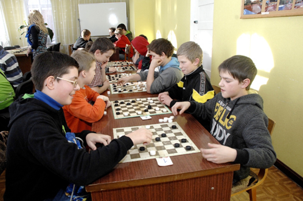 Skolēnu dambretes sacensības šogad pulcina kuplu skaitu dalībnieku.
Autors: Ivars Bogdanovs