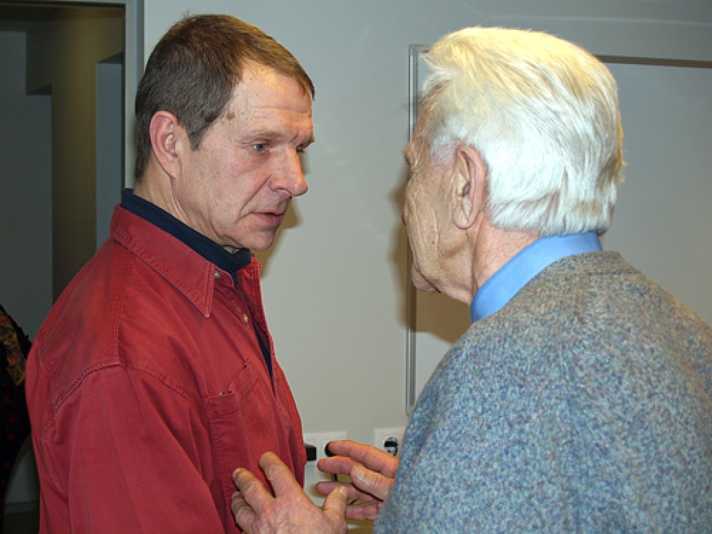 Rakstnieks Jānis Lejiņš sarunā ar Iecavas novadpētnieku Ēvaldu Kivilandu.
Autors: Madara Ērgle