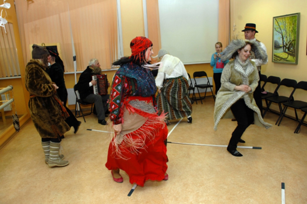 Ar dziesmām, senām spēlēm un rotaļām, masku gatavošanu piektdien, 8. februārī, Rundāles novada domes jaunajā zālē notika Meteņdienas svinības. 
Autors: Ivars Bogdanovs