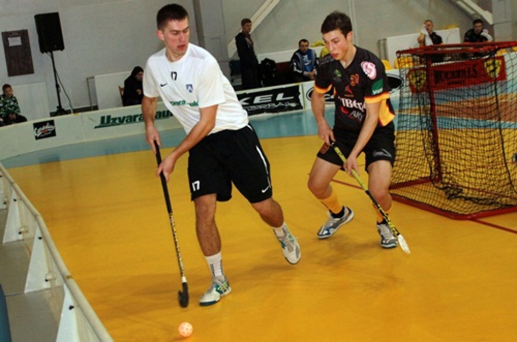 Sporta namā «Mēmele» 16. februārī florbola klubs (FK) «Bauska» uzņēma «Rubeni». Sākums bija baušķeniekiem nelabvēlīgs – lai arī Pēteris Zeltiņš pirmais atklāja rezultātu, viesi turpinājumā baušķeniekus «nomētāja», panākot otrās trešdaļas...
Autors: Uldis Varnevičs