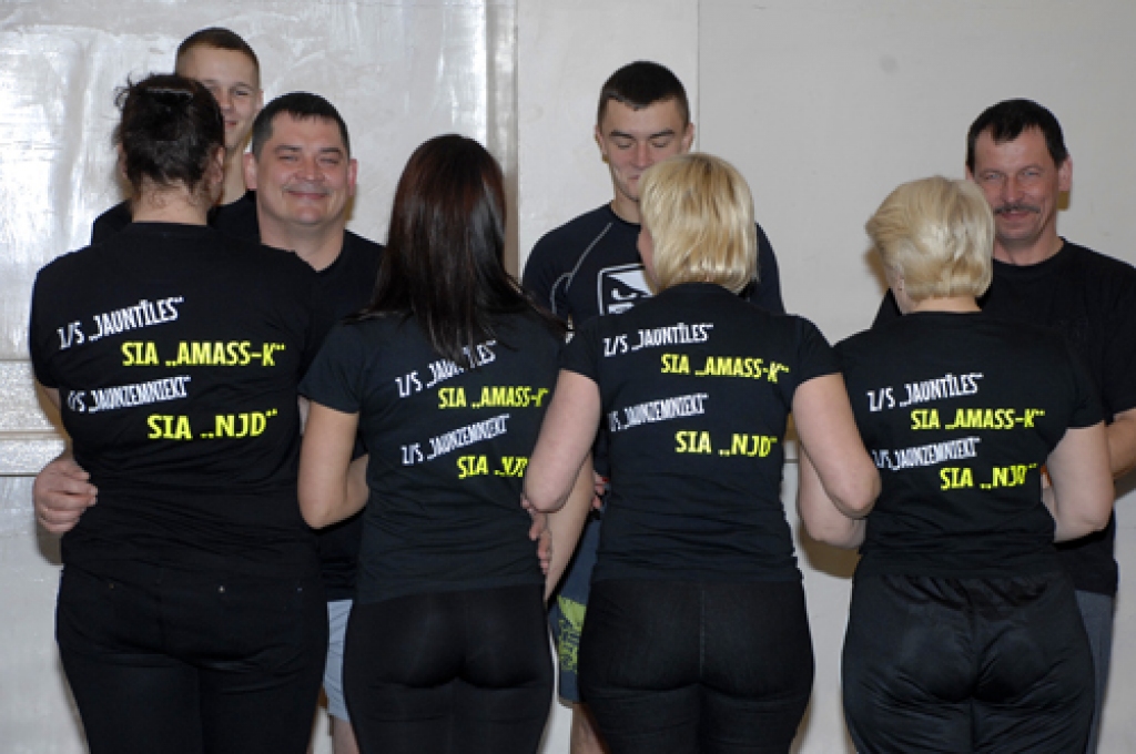 Deviņas komandas piektdienas, 22. februāra, vakarā mēģināja noskaidrot sportiskākos iestāžu, uzņēmumu vai zemnieku saimniecību pārstāvjus Rundāles novadā. Veiksmīgākie šoreiz bija SIA «NJD» sportisti. 
Autors: Ivars Bogdanovs