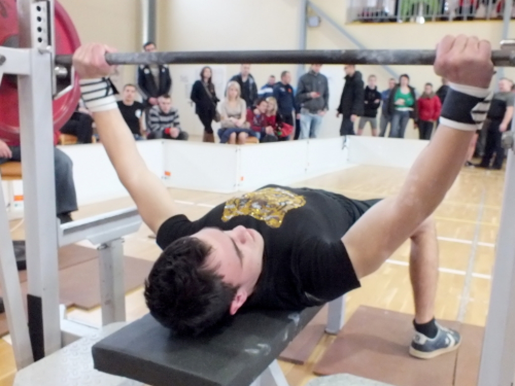 Aptuveni 130 dažāda vecuma spēkavīri no Bauskas, Ķeguma, Jelgavas, Siguldas un Liepājas 9. februārī bija sastopami Codes pamatskolas sporta zālē, kur norisinājās Latvijas kausa izcīņas 2. posma sacensības svaru stieņa spiešanā guļus....
Autors: Kristaps Ābelnieks