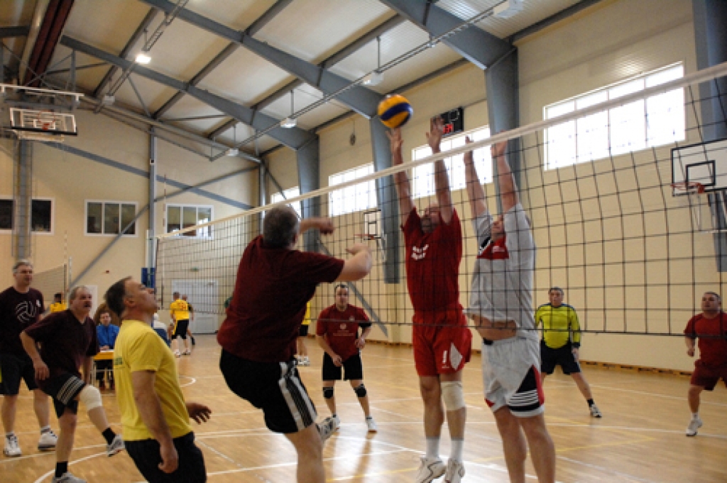 Bauskas novada veterānu atklātajā volejbola čempionātā piedalās septiņas komandas. Fotoattēlos fiksēti mirkļi no spēlēm Griķu pamatskolas zālē 3. februārī.

Autors: Ivars Bogdanovs