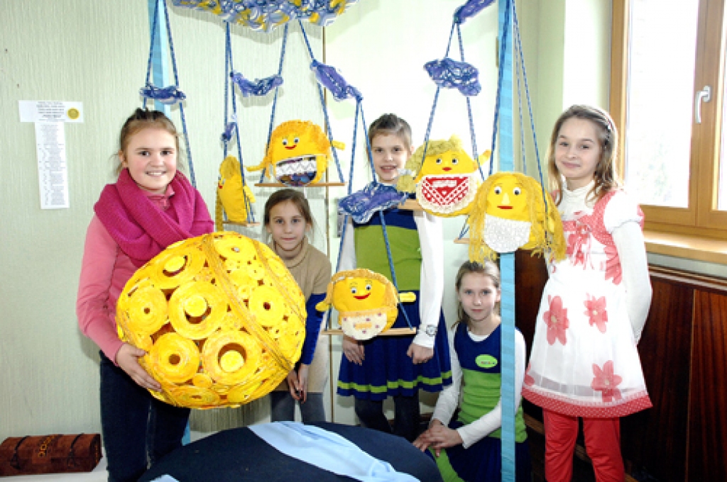 Konkursa dalībnieces savos darbos atklāja saules un mātes tēla līdzību, spēcīgā debess spīdekļa mīļuma šķautni.