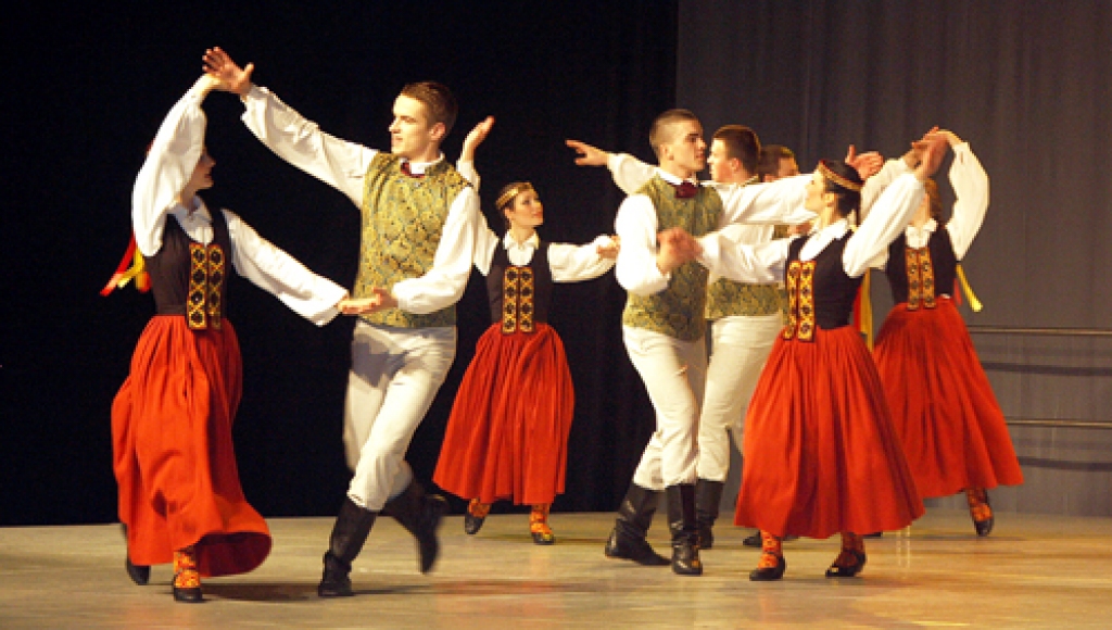 Bauskas dejotāji skates dejas izpildīja ar iznesību un izteiksmīgām emocijām. 