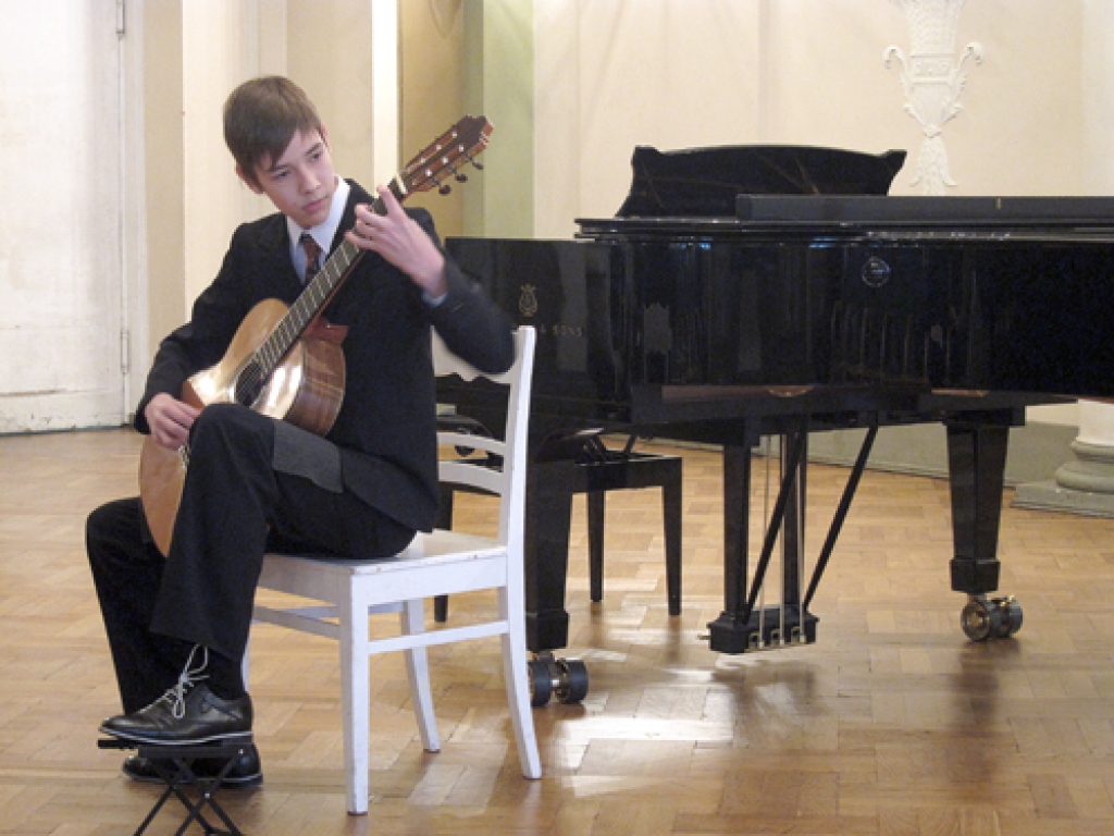 Hugo Huberts Puriņš, 5. ģitāras spēles klases audzēknis, uzstājas konkursā. 