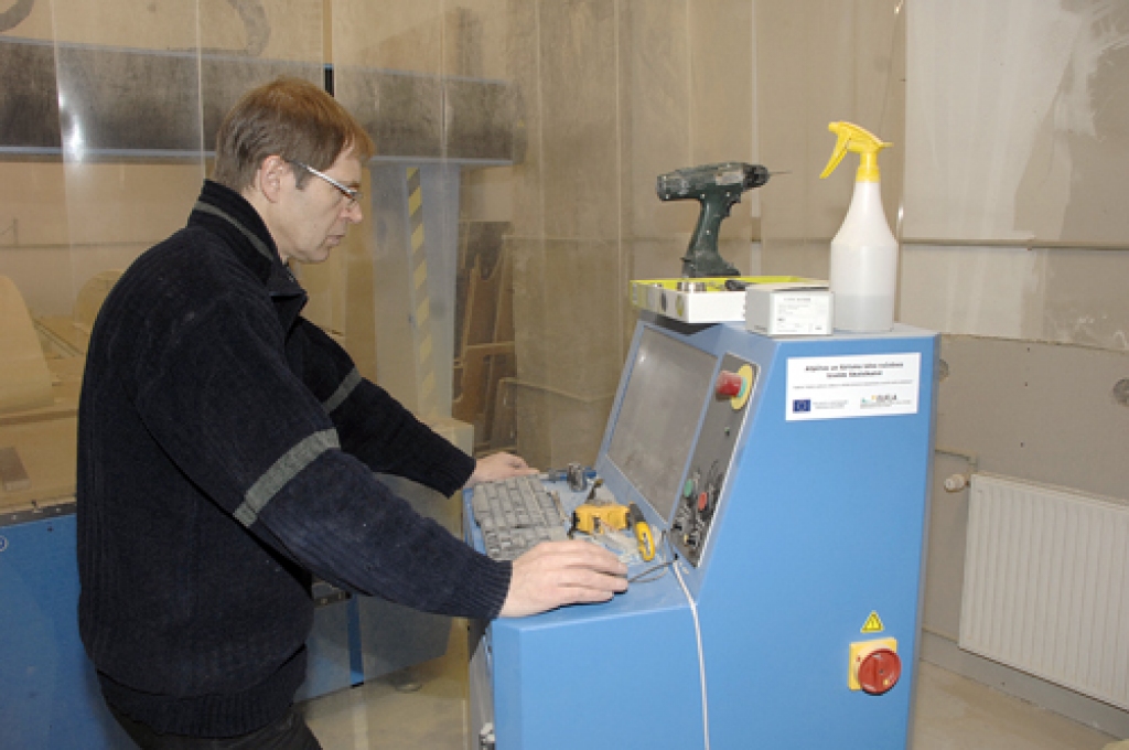 Agris Pētersons ieprogrammē frēzi patlaban topošās laivas korpusa veidošanai.