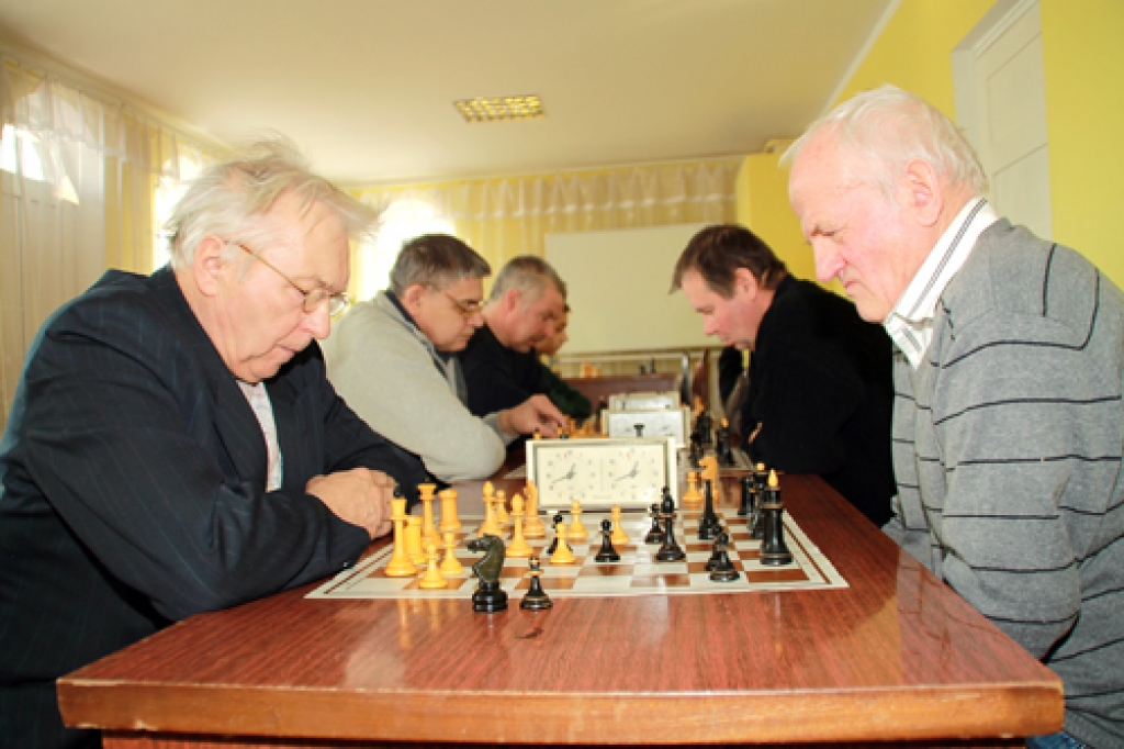 Ivars Smilga (no kreisās) tiekas pie šaha galdiņa ar trešās vietas ieguvēju Česlavu Voitehoviču. 