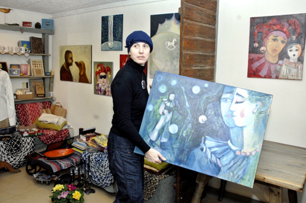 Elga Grīnvalde iekārto savu personālizstādi «Cirks». 