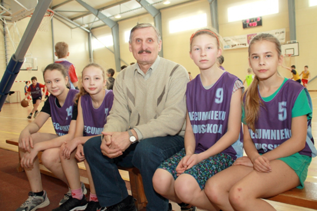 Pēteris Lungevičs kopā ar Vecumnieku jaunajām basketbolistēm. Otrā no kreisās – trenera mazmeita Madara Lungeviča. 