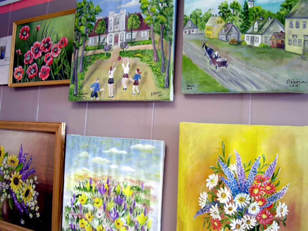 Biruta Rūsiņa izstādījusi pēdējā gada laikā tapušās gleznas.