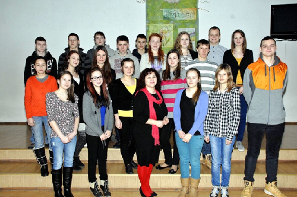 Bauskas pilsētas pamatskolas 9. klase: Megija Antonova, Jēkabs Ārents, Ilze Ašmane, Elmārs Čuprinskis, Gatis Daukša, Mārtiņš Dziļums, Agate Freimane, Alise Grandovska, Norberts Jakuška, Laura Ķisele, Signe Lapiņa, Rolands Liepa, Lauris Melders, Daila Olava, Sendija Annemarija Rozenberga, Amanda Salasgrāve, Valters Sniedzītis, Samanta Spriņģe, Sabīne Strogina, Elvita Voronova un audzinātāja Dina Ālmane. Fotografēšanas brīdī klāt nebija Sanitas Andersones, Agneses Auziņas, Roberta Cera, Dinijas Kalējas, Kaspara Udalova un Edgara Zvirbuļa.