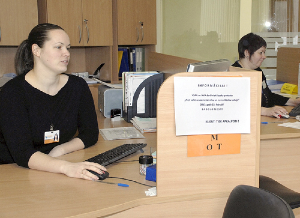 NVA Bauskas filiāles darbinieki piedalījās badošanās akcijā, protestējot pret netaisnīgumu atalgojuma sistēmā. Attēlā – Aiga Ludviga (no labās) un Lāsma Maikūne.