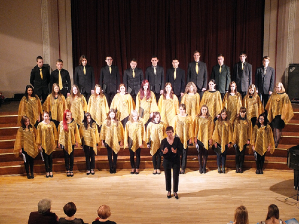 Mārīte Jonkus, Bauskas Valsts ģimnāzijas kora diriģente, pauda apbrīnu par jauniešu dziedātprieku.