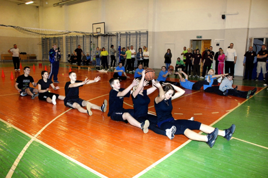 SIA «NJD» komanda (melnajos tērpos) svinēja uzvaru Rundāles novada ziemas sporta veidu sacensībās telpās. 