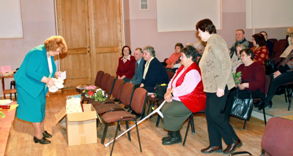 Anna Šumska (no kreisās) biedrības pasākumā jubilejās sveica dalībniekus. 