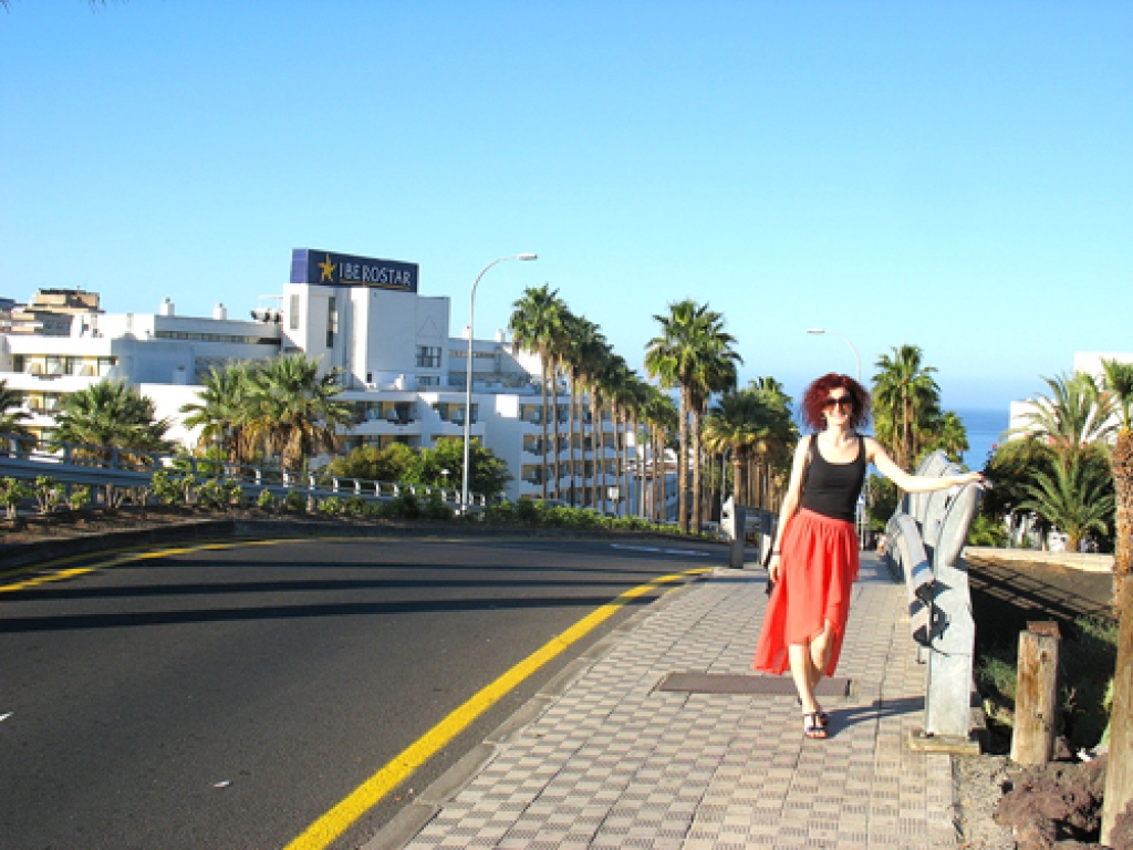 Zane Gorškova Kosta Adeje pakalnā virs Atlantijas okeāna.