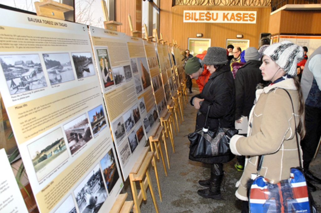 Ekspozīciju «Bauska toreiz un tagad» autoostā daudzi apskatīja jau tās atklāšanas dienā, bet interesantās planšetes tur būs izliktas līdz 17. martam. 