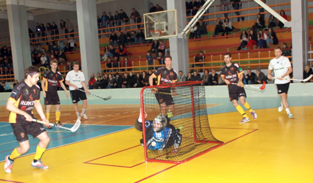 Andis Levītis (baltajā kreklā no labās) gūst septītos vārtus spēlē pret «Rubeni» un izlīdzina rezultātu. 