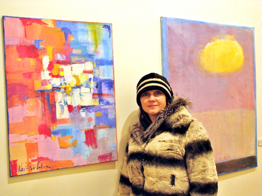 Kristīne Selane pie savas gleznas «Sajūtas» izstādes atklāšanā. 