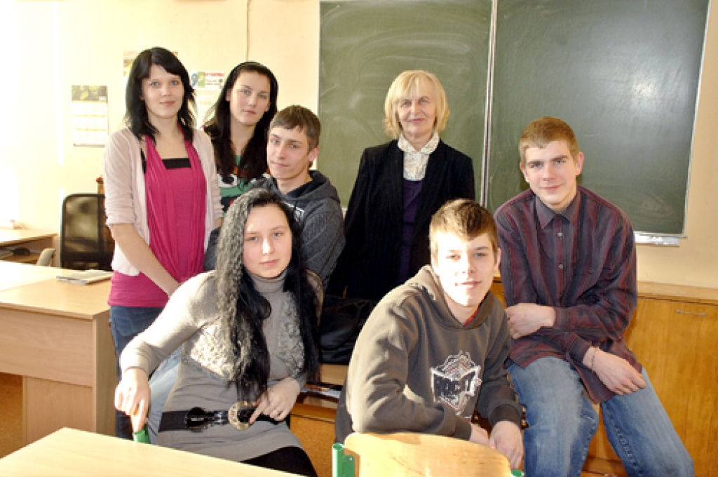 IECAVAS INTERNĀTPAMATSKOLAS 9.A KLASE: Sanija Apsalone, Kristiāna Bolmane, Sandija Gercāne, Kristaps Lazdiņš, Elvis Rožens, Jānis Lincevičs. Klases audzinātāja Austra Šteinberga. Fotografēšanās brīdī klāt nebija Sintijas Hofrātes, Esteres Kisiļicas un Kitijas Līrumas.