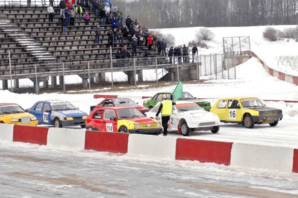 Uz starta. Tālāk sportistus gaida pārbaudījumi ar ledu klātajā trasē.