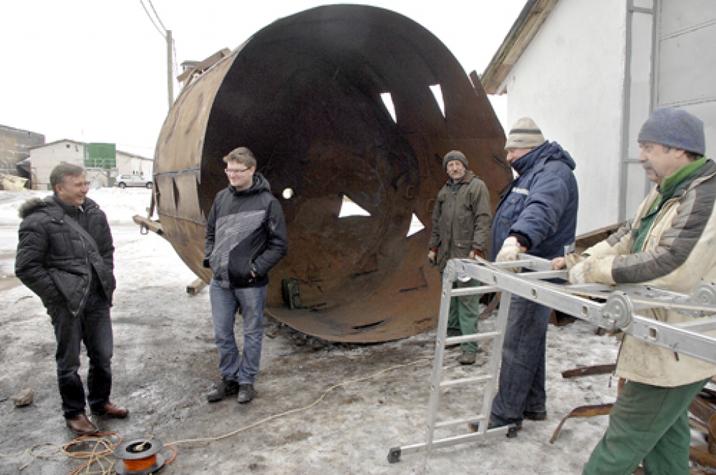 Sergejs Kataņenko (no kreisās), SIA «Uzvara-Lauks» galvenais agronoms, sēklas graudu kompleksā «Čik­stes» saskaņo darbus ar kaltes vadītāju Kasparu Inapu, Ivanu Černaļuku, Elmāru Dārznieku un Zigmundu Dadžānu.