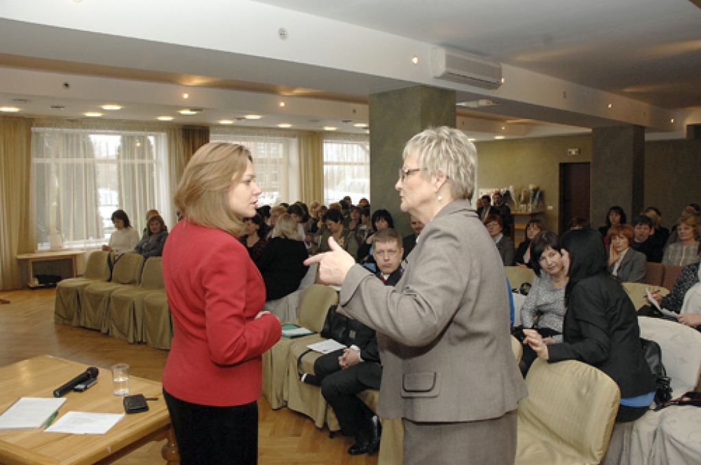 Jausma Sudmalniece (no labās) mājasmātes lomā, uzņemot Zemgalē kolēģus un Valsts augu aizsardzības dienesta direktori Kristīni Kjago.