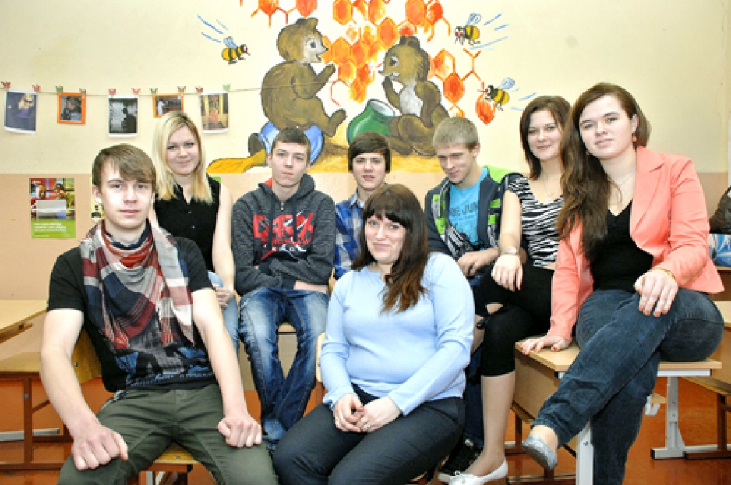 MEŽGAĻU PAMATSKOLAS 9. KLASE: Rolands Bemberis, Dinija Gaidžūne, Jana Gudža, Klāvs Kučinskis, Aivita Moroza, Ēriks Ričards Rekovičs, Arnis Zieds-Ziediņš un klases audzinātāja Mārīte Alksne. Fotografēšanās dienā skolā nebija Elīnas Baikovskas un Ingas Golovačko.