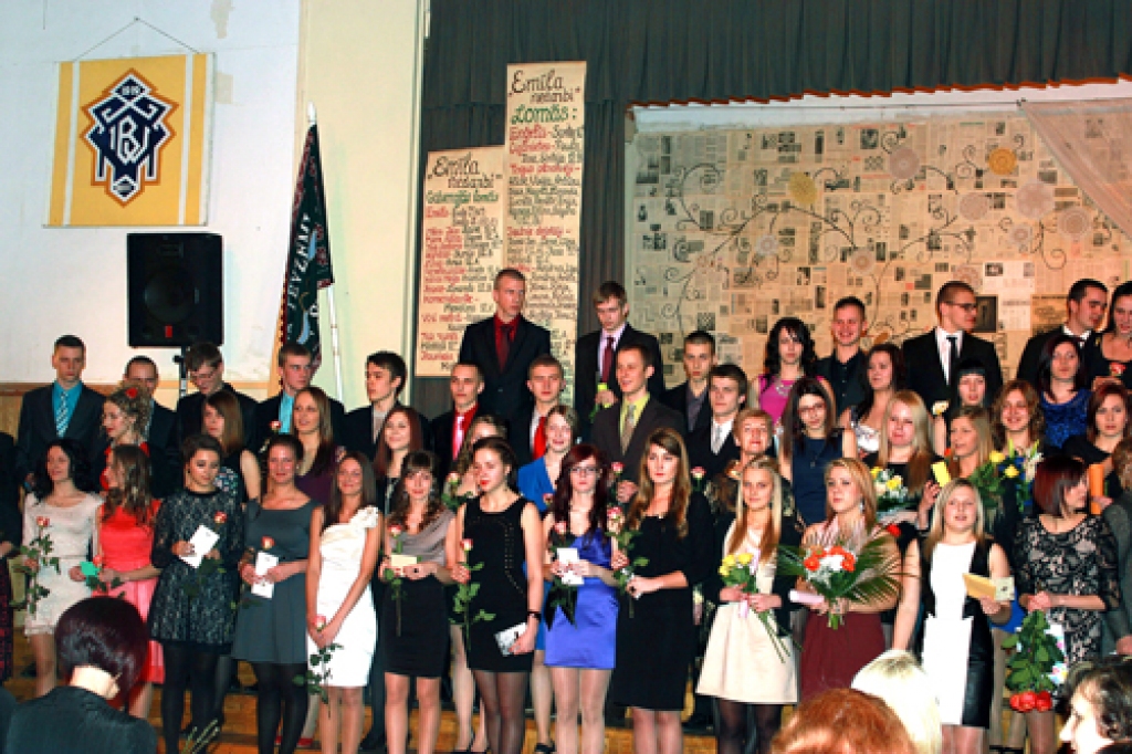 Bauskas Valsts ģimnāzijas 12. klašu skolēni Žetonu vakara gatavošanas laikā kļuvuši īpaši saliedēti.