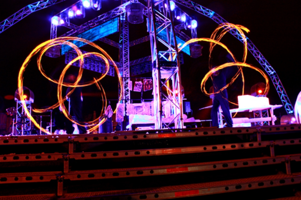 Uguns, tumsa, ledus, gaisma – Ledus planētā uz skatuves ar uguns šovu uzstājas grupa  «Pulsa efekts».