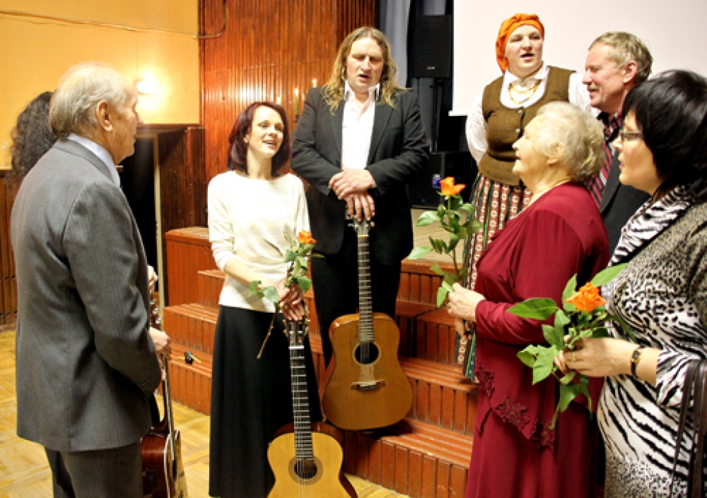 Pakrojas rajona Līgumu kultūras nama vokālais trio kopā ar vairākiem vietējiem ļaudīm arī pēc sarīkojuma oficiālajām beigām nesteidzās mājup, izdziedot vairākas lietuviešu dziesmas. 