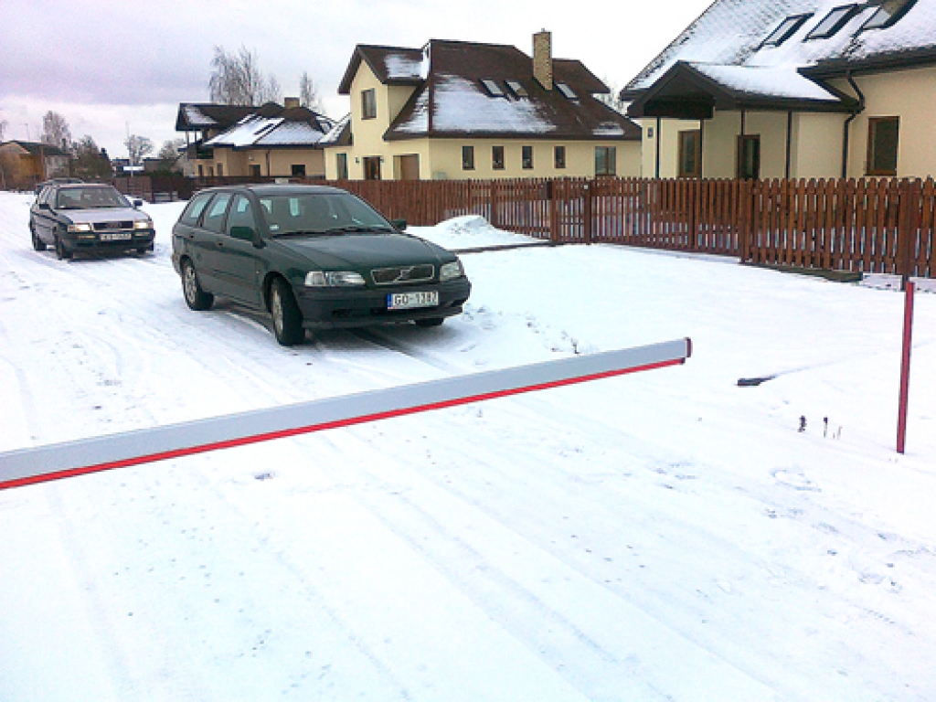 Pūpolu iela paceļamās barjeras dēļ nav tik labi notīrīta, lai būtu ērti izbraucama un pieveicama kājām.