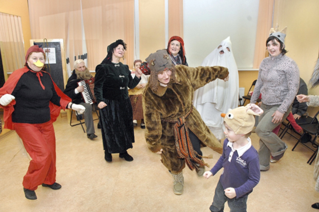 Svitenes folkloras kopa Meteņos danco kopā ar pilsrundāliešiem. 
