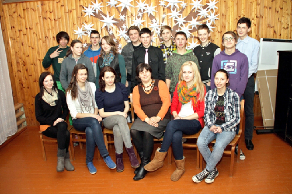 VECUMNIEKU VIDUSSKOLAS 9.B KLASE: Laura Dābola, Mārtiņš Dombrovskis, Efeja Glinska, Ilze Jirjena, Kristina Kozlovska, Jāzeps Kursītis, Alvis Mačukāns, Katrīna Mitrofanova, Ivanda Rodņina, Sergejs Rzajevs, Sandis Sekste, Guntars Stilve, Kristiāna Vasiļjeva, Dāvis Vēveris, Liāna Zaiceva, Alvis Zariņš. Klases audzinātāja Agita Seglicka. Fotografēšanās dienā skolā nebija Paulas Baltaces, Terēzes Strades un Niklāva Ņikiforova. 