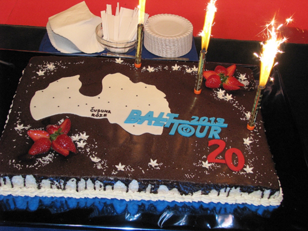 Bauskas kafejnīca «Čuguna roze» izstādes «Balttour» 20 gadu jubilejā organizatoriem dāvāja individuālajā uzņēmumā «Madari» ceptu torti. 