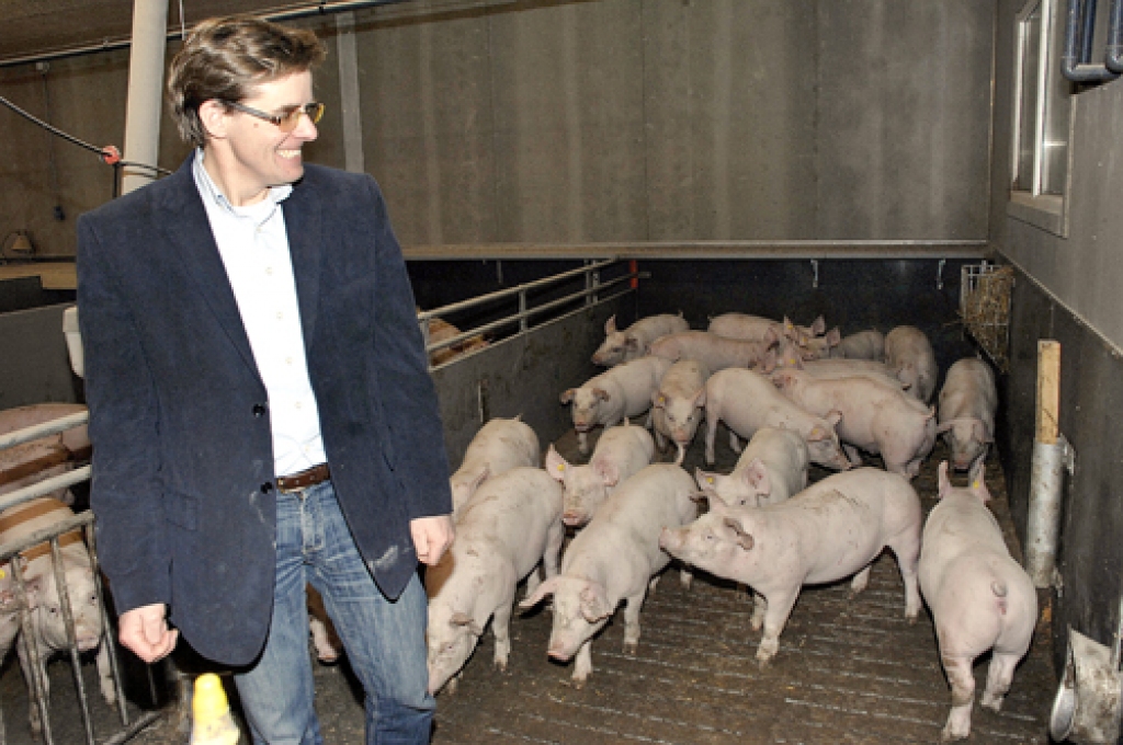 Alekss Rasmusens ražošanu Brunavas pagasta kompleksā regulāri pārrauga personiski. 