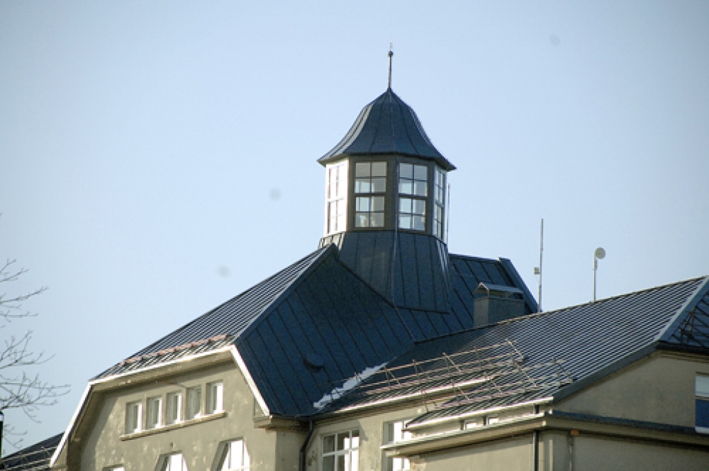 Bauskas Valsts ģimnāzijas atjaunotā jumta un tornīša kopskats. 