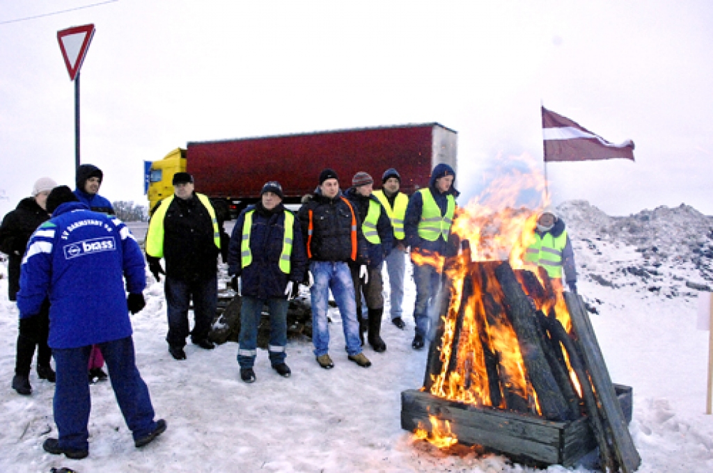 Kooperatīva «Saimnieks V» dalībnieki ugunskuru kūra savas kaltes ceļa galā, pie pagrieziena uz Ciņiem. 
