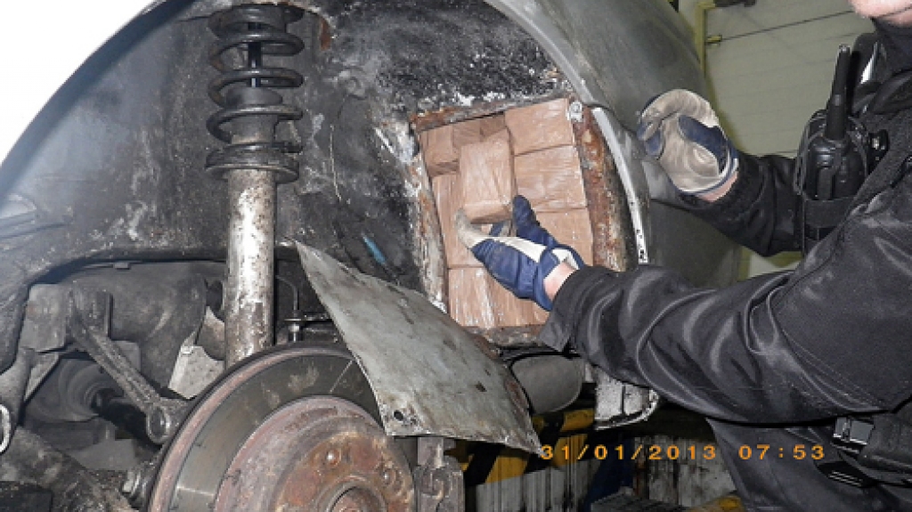 Automašīnas BMW riteņu arkās un sliekšņos izveidotajos slēpņos tika atrasti 250 dažādu izmēru ar brūnu līmlenti aptīti iepakojumi.