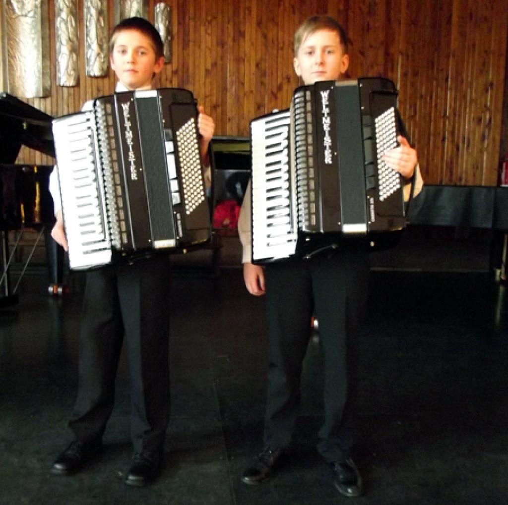 Jaunie akordeonisti Vadims Cvetkovs (no kreisās) un Matīss Kataņenko.