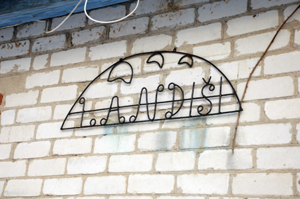 Mājas «Landiši» nosaukuma uzrakstu saimnieki iecerējuši atjaunot.