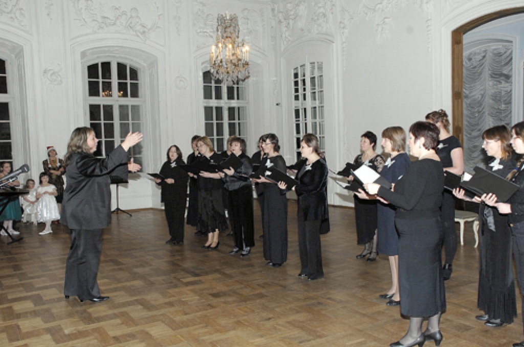 Koris «Runda» Rundāles pilī dziedāja novada labdarības akcijas noslēgumā 28. decembrī. 